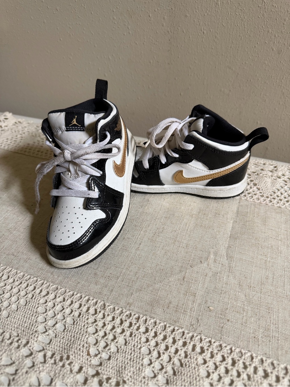 Nike Air Jordan 1 Mid SE
(Toddler) 9C- Black/White/ Metallic Gold Sneakers